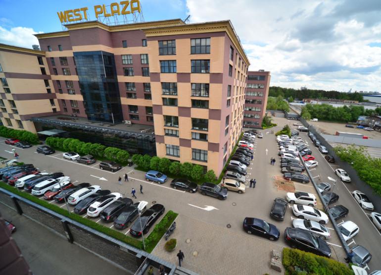 West Plaza: Вид здания